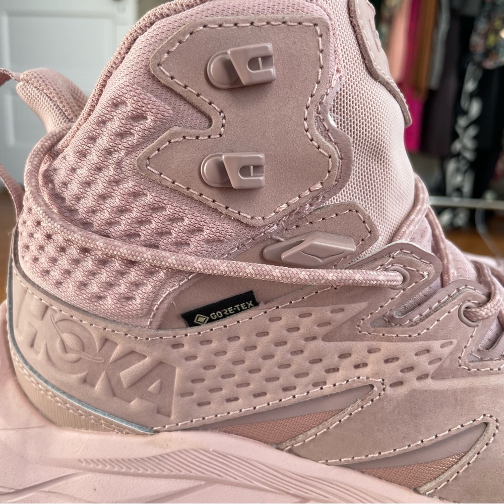 Hoka Women's Anacapa Mid GTX hiking boots in the color Pale Mauve/Pink - Picture 8 of 8